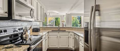 Standard Condo, 3 Bedrooms, Fireplace, Mountain View (Chamonix 31) | Dapur peribadi | Peti sejuk/penyejuk beku saiz penuh, ketuhar gelombang mikro, ketuhar