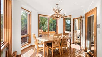 Standard Condo, 2 Bedrooms, Balcony, Mountain View (Chamonix 40) | In-room dining