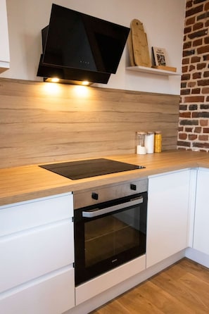 Frigorífico, microondas, horno y placa de cocina