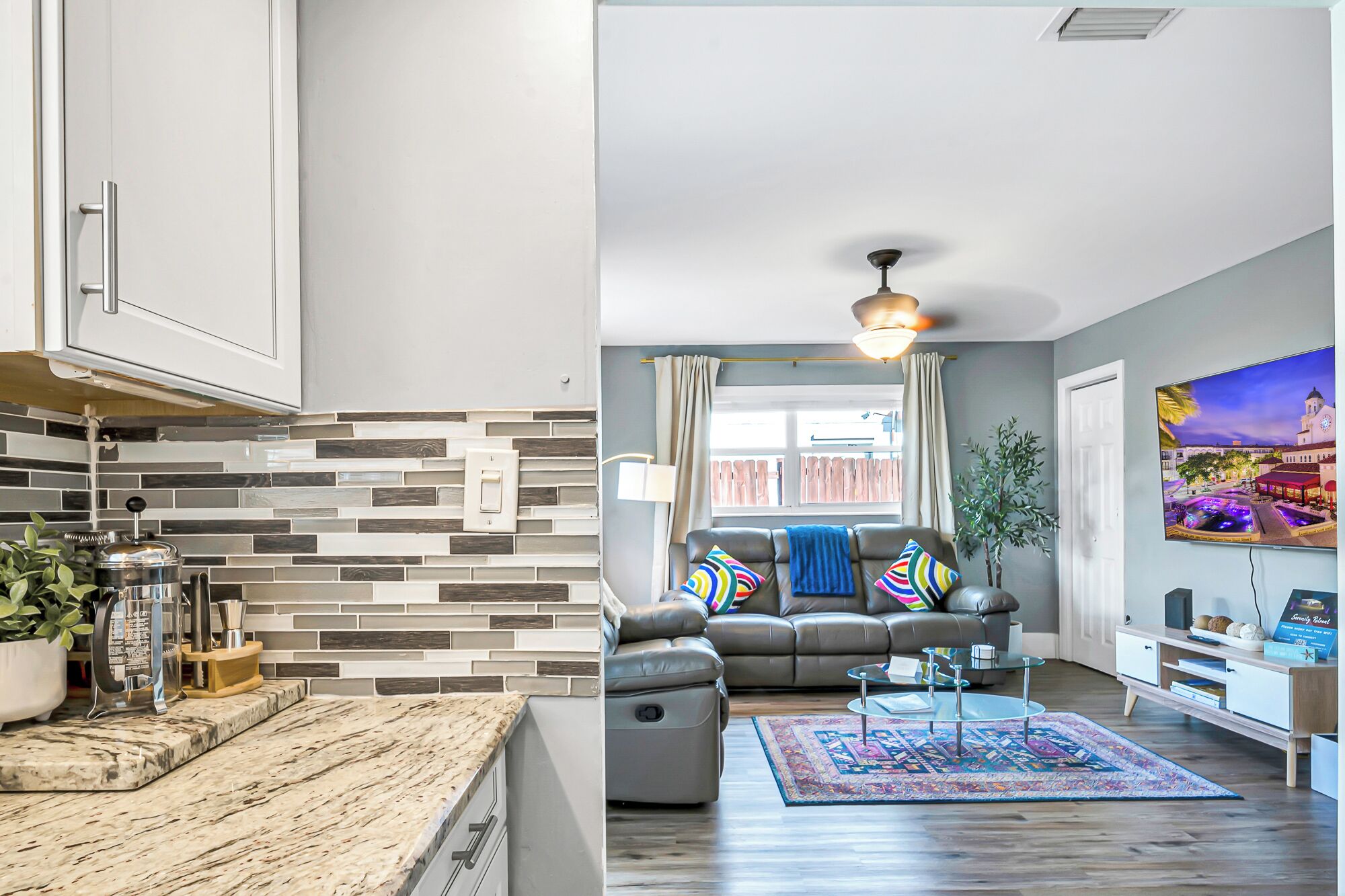 Smart TV, videojuegos, libros y monitor de computadora 