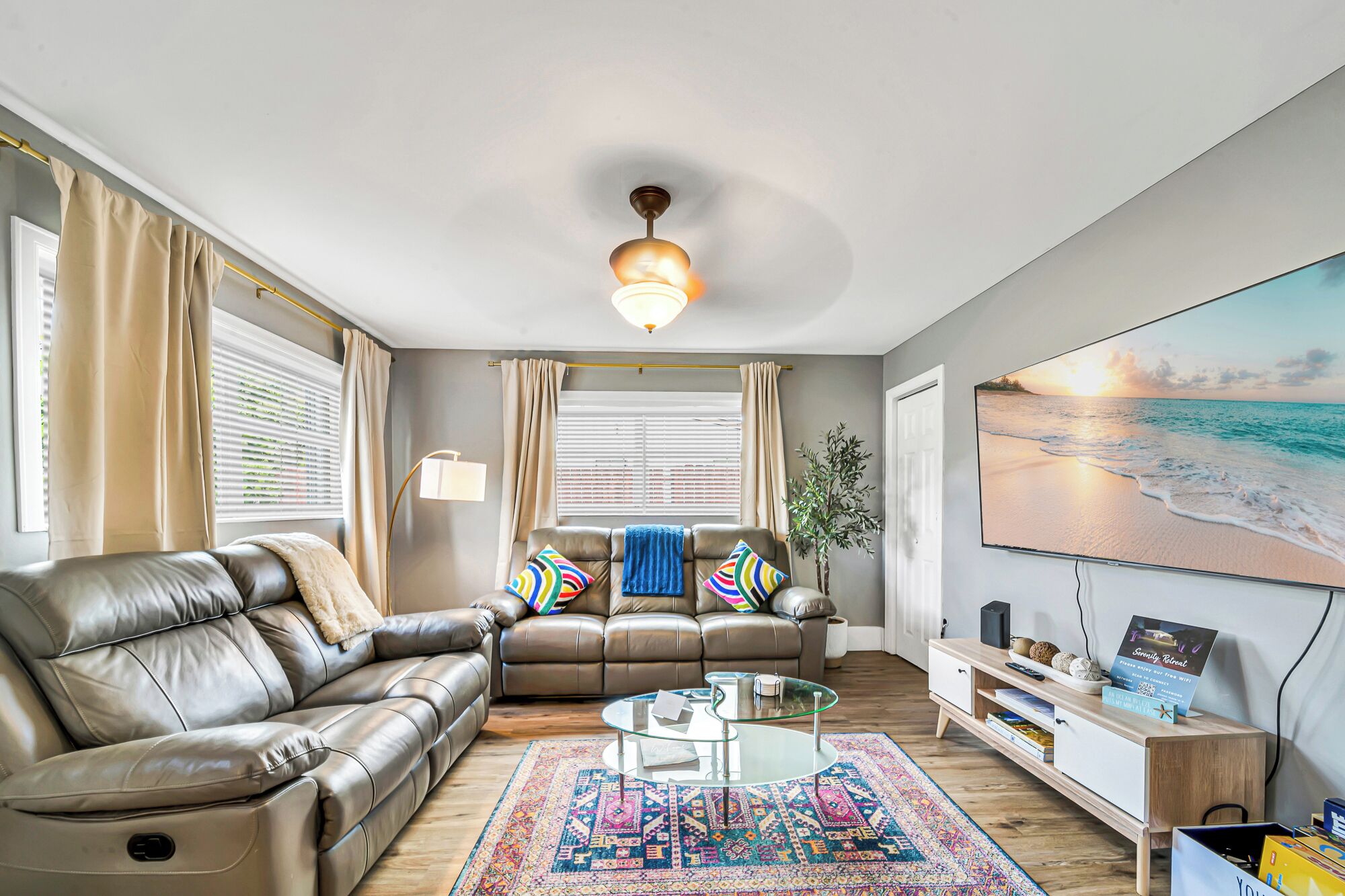 Älytelevisio, videopelejä, kirjoja, tietokoneen näyttö