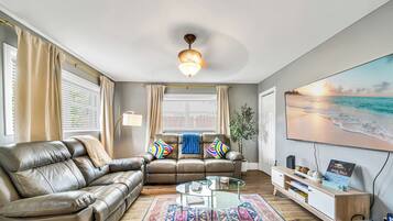 Een smart-tv, videogames, boeken en een computerscherm