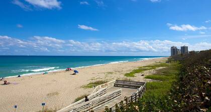 HeatedPool • Spa • BBQ • PoolTable • WiFi • NearBeach and DT • Fun