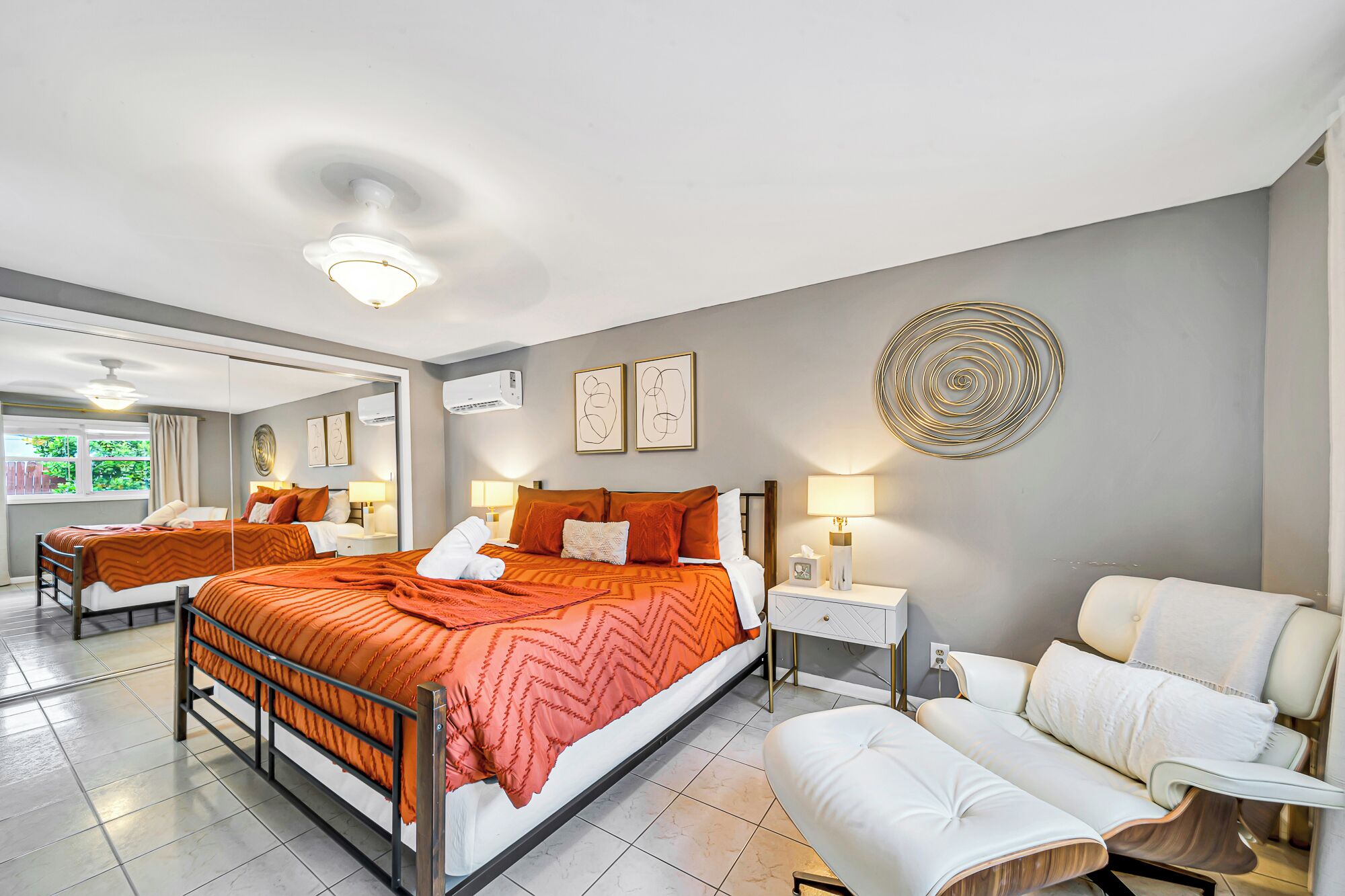 3 bedrooms, desk, iron/ironing board, travel crib