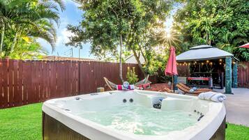 Outdoor spa tub