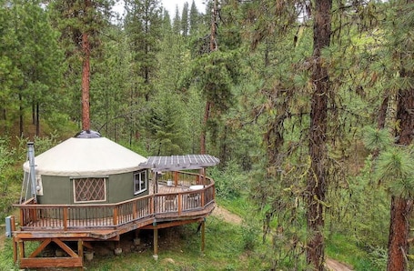 Property grounds. Secluded Off Grid Mountain Yurt with Power and Starlink