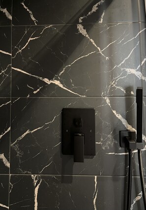 Dusche mit Handbrause