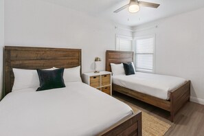 3 slaapkamers, een strijkplank/strijkijzer, internet, beddengoed
