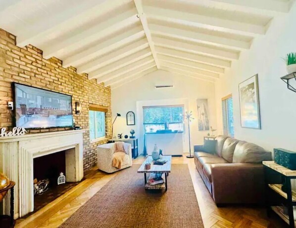 Smart TV, video games, books, computer monitors - Gated Home near Brickell - Sleeps 10! (Miami)