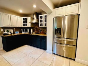 Fridge, microwave, oven, stovetop - Gated Home near Brickell - Sleeps 10! (Miami)
