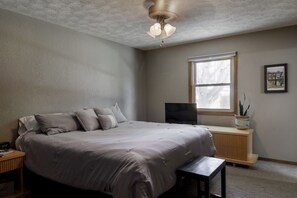 4 bedrooms, in-room safe, iron/ironing board, free WiFi - Your Home Away from Home: Retreat Perfect for Large Families and Groups (Wichita)