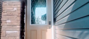 AviAana 1 Bedroom Basement Suite