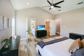 3 bedrooms, desk, iron/ironing board, free WiFi
