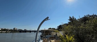Péniche avec magnifique vue et à 15 minutes des Champs Elysées.
