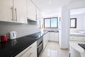 Kjøleskap, mikrobølgeovn, ovn og oppvaskmaskin