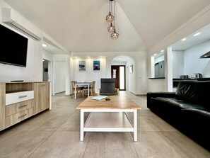 Fernseher, Kamin, DVD-Player