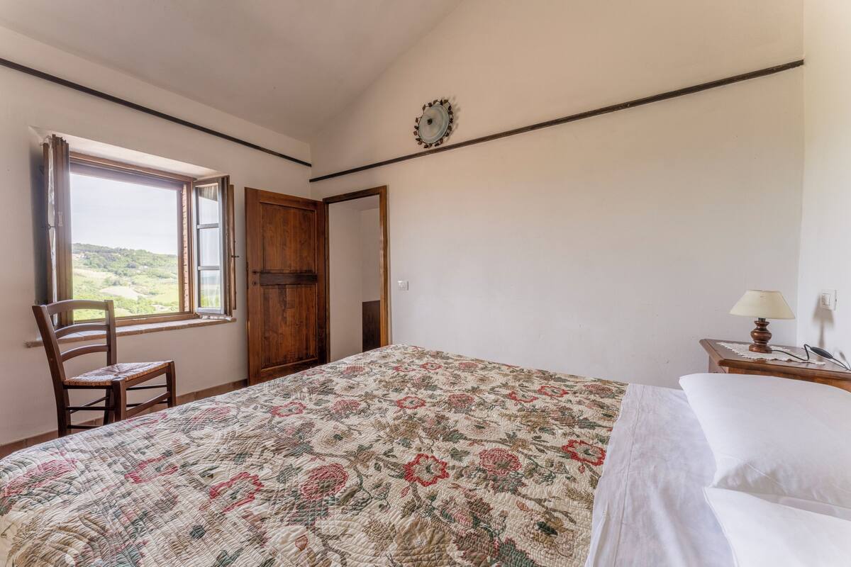 City Room | 2 bedrooms, free cribs/infant beds, free WiFi, bed sheets