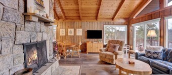 4BR Lakehouse | Sleeps 10 | Fire Pit, Dock, Kayaks