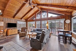 Smart-TV, Kamin, Videospiele, Tischfußball