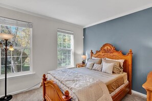 5 bedrooms, desk, iron/ironing board, travel cot - Sleeps 12 | Sauna+Bar+Basement Game Room+Fire Pits (East Stroudsburg)