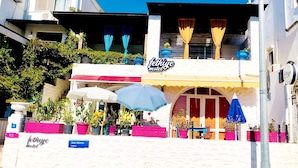 Un edificio con un letrero que dice "Fethiye Motel" y un cartel azul que indica "Zeki Müren Caddesi".