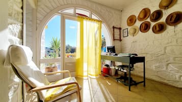 Ground Floor Room Without Window | 高档床上用品、熨斗/熨板、免费 WiFi、床单