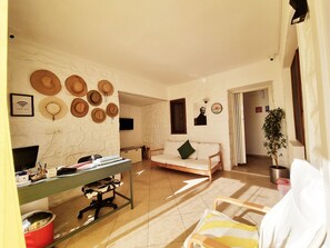 Ground Floor Room Without Window | 前台