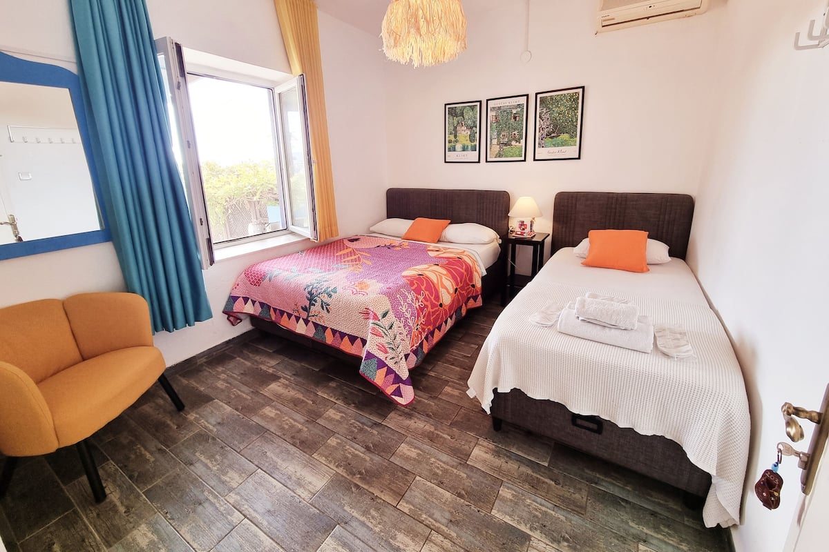 Habitación triple económica | Ropa de cama de alta calidad y tabla de planchar con plancha