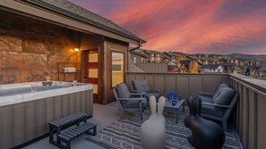 Outdoor spa tub - Rooftop Views + Convenience | Nokota Lodge (Steamboat Springs)