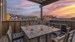 Outdoor dining - Rooftop Views + Convenience | Nokota Lodge (Steamboat Springs)