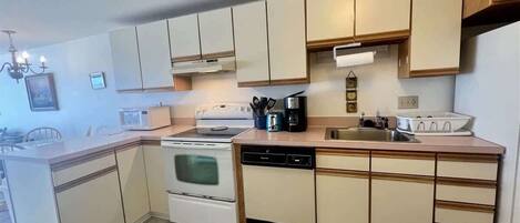 Kjøleskap, kokeplater og kaffetrakter/tekoker