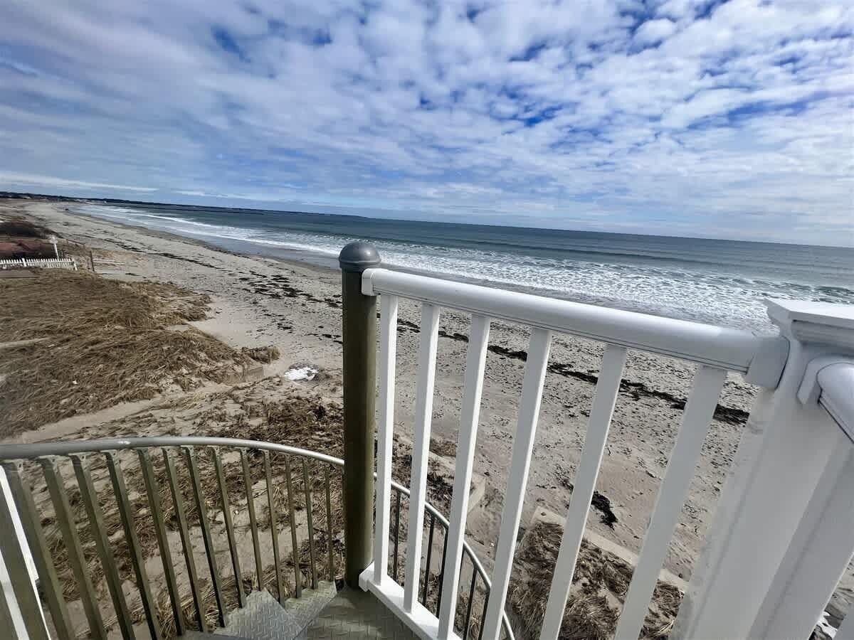 Varanda com vista para a praia e oceano.