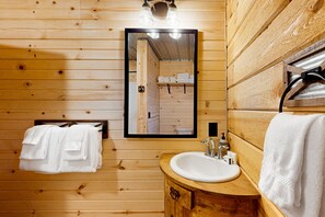 Towels - New dog-friendly cabin with river views, grill, modern interior, W/D, and AC (Tomahawk)