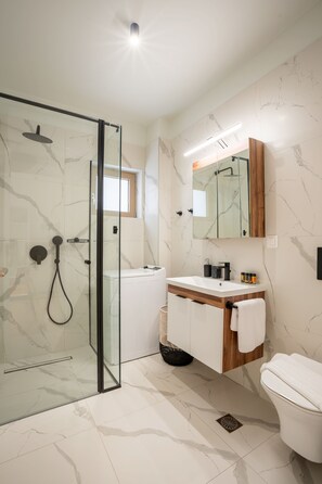 Shower, hair dryer, towels, soap - Harbour Hill Suite 4—200 m. away from the beach (Rethymno)