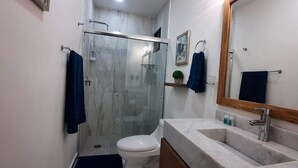 Ducha, cabezal de ducha tipo lluvia, secador de pelo, toallas