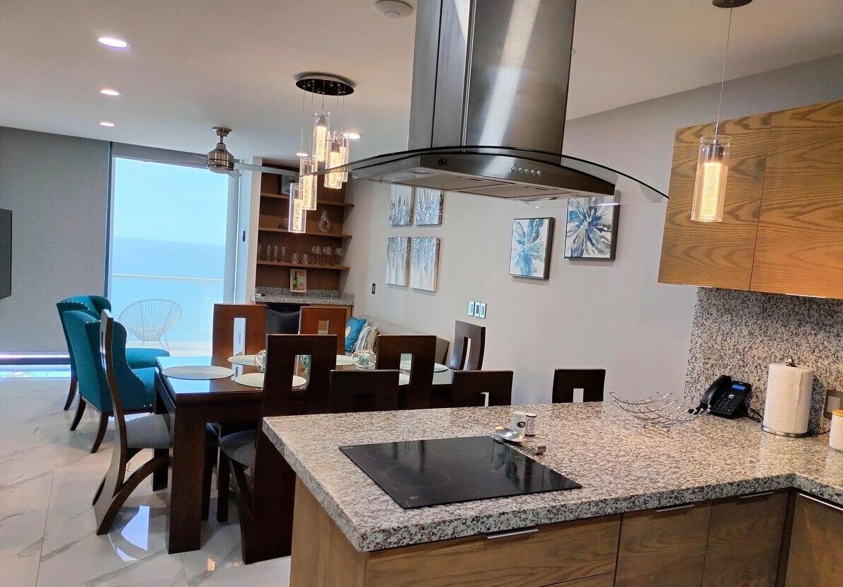Departamento | Cocina privada | Refrigerador con congelador, microondas, parrilla de estufa y licuadora 