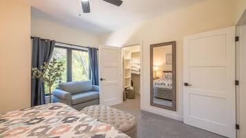 3 habitaciones, escritorio y tabla de planchar con plancha