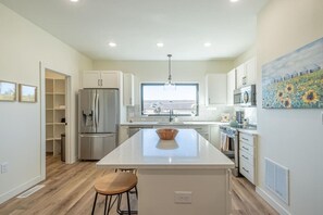 Fridge, microwave, oven, stovetop - Okoboji Oasis at the Lake in Arnolds Park (Arnolds Park)