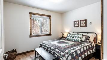 2 bedrooms, travel cot, free WiFi, bed sheets