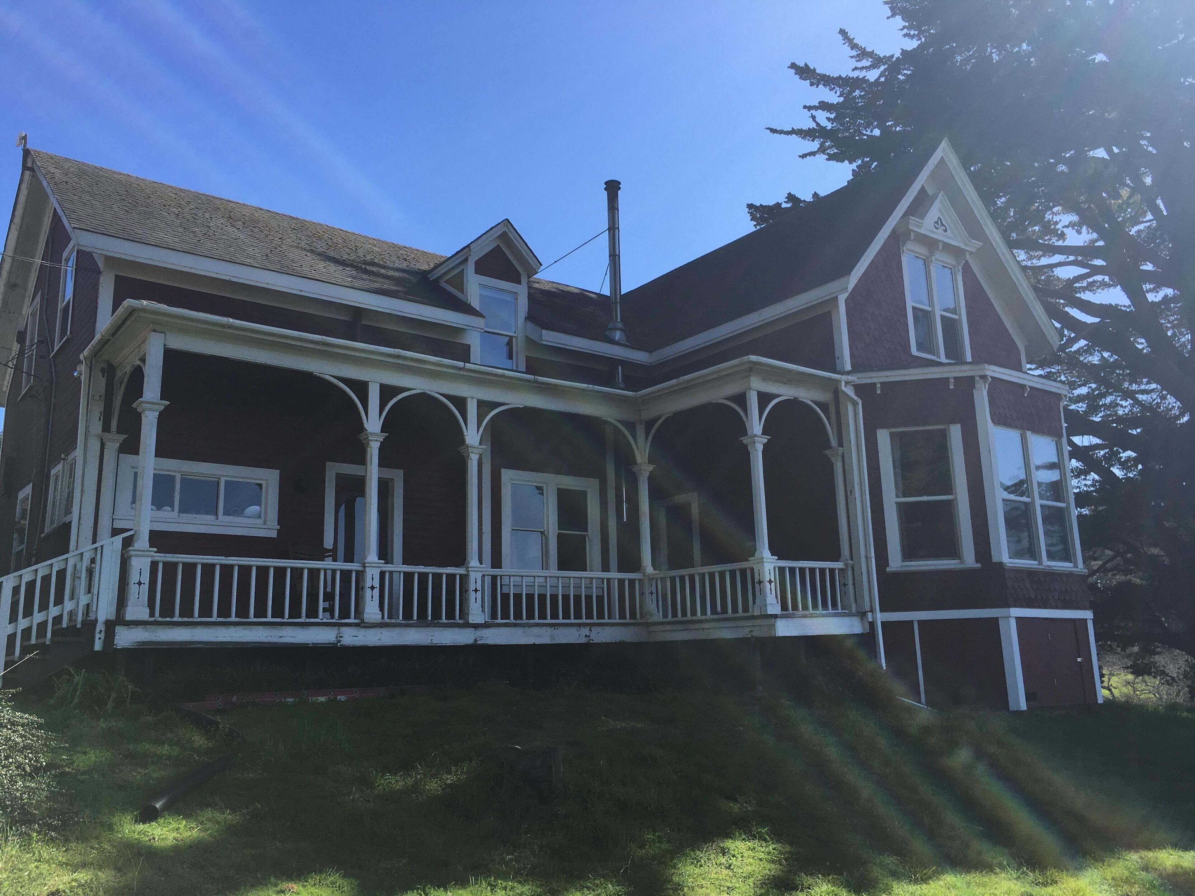 Accommodates up to 22 people with 8 bedrooms and 4 bathrooms with 2 showers.