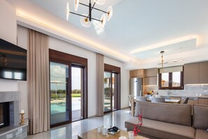 Smart TV, fireplace