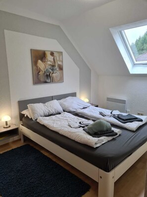 2 bedrooms, travel crib, free WiFi