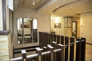Coin salon dans le hall