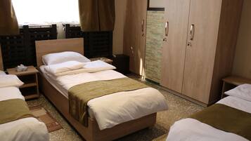Familien-Dreibettzimmer | Laptopgeeigneter Arbeitsplatz, Verdunkelungsvorhänge