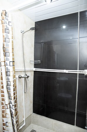 Chambre Double Deluxe | Salle de bain | Articles de toilette gratuits, sĂšche-cheveux, chaussons