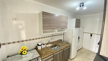 Frigorífico, microondas, horno y cafetera o tetera