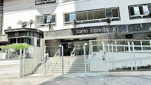 Monikerroksinen rakennus, jonka kyltissä lukee: ”Santo Expedito X”.