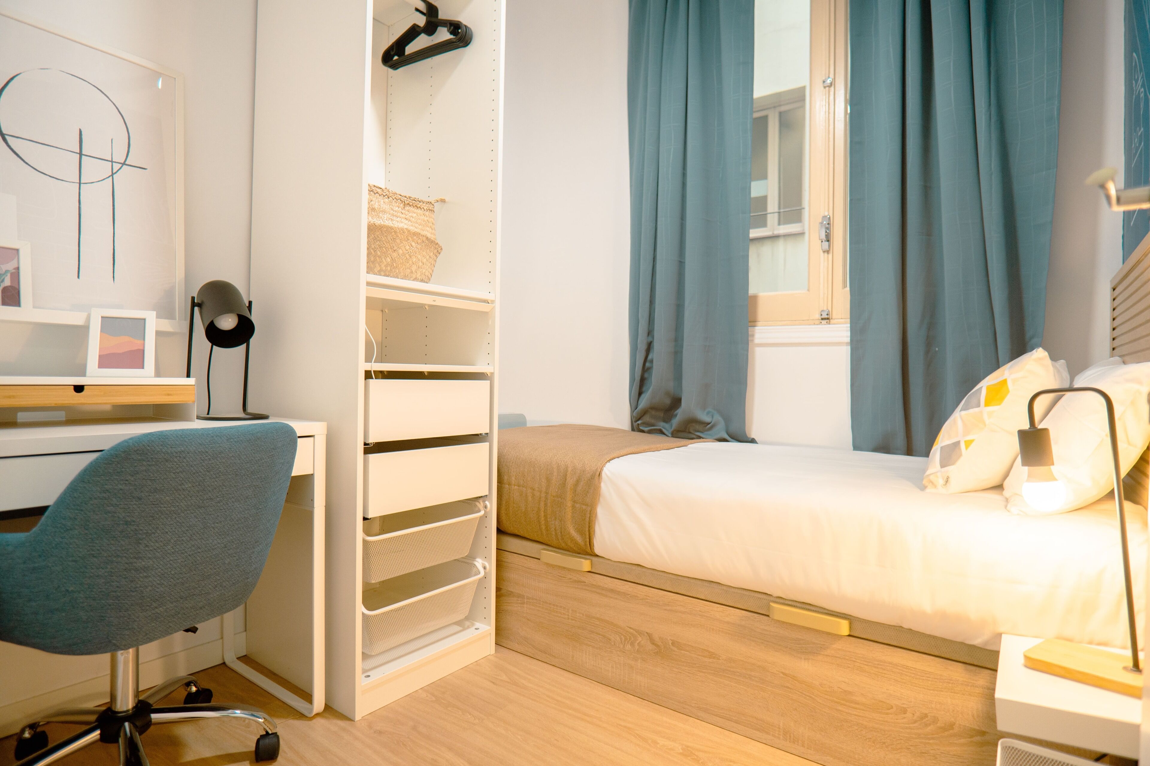 Un dormitorio con cama, escritorio, silla y armario.