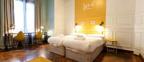 Chambre Double, 2 lits une place, salle de bains commune