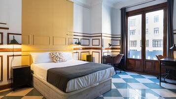 Doppia Standard, bagno condiviso, vista città | Copriletto in piuma, una scrivania, ferro/asse da stiro, Wi-Fi gratuito